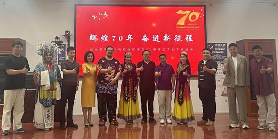 青春獻(xiàn)禮文化行 自治區(qū)團(tuán)委青聯(lián)組織青年文藝志愿者赴和田地區(qū)開展文化下鄉(xiāng)活動